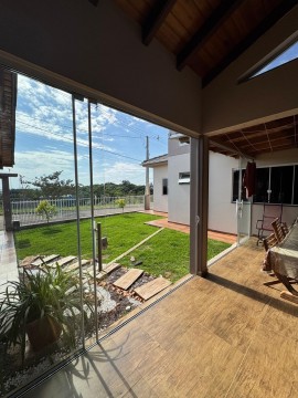 1099 - TERRENO DE ESQUINA COM CASA DE ALVENARIA