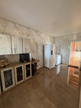 1099 - TERRENO DE ESQUINA COM CASA DE ALVENARIA