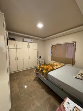 1099 - TERRENO DE ESQUINA COM CASA DE ALVENARIA