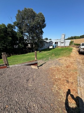 1106  TERRENO COM CASA E PAVILHÃO